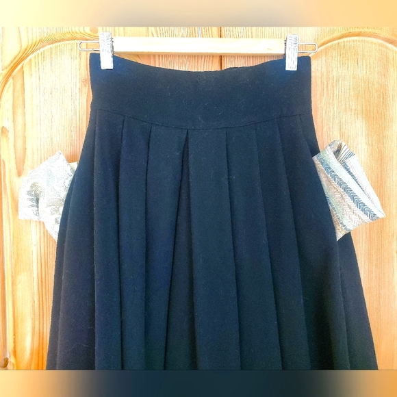 H&M Pleaded Wool Skirt , Size 4 - Picture 7 of 7